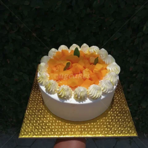 Cake with mango toppings